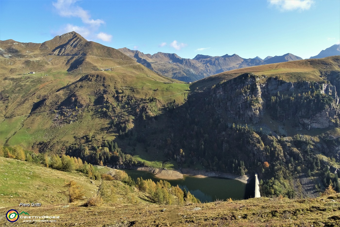 40 Vista sul Lago di Valmora, verso Ca' San Marco e Pizzo delle Segade.JPG